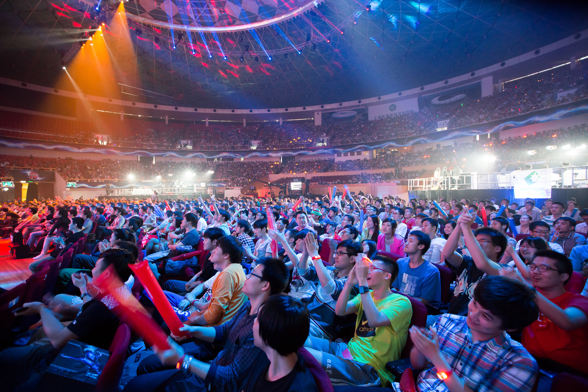 场面火爆!英雄联盟观众席沸腾不已的简单介绍 场面火爆!英雄联盟观众席沸腾不已的简单介绍