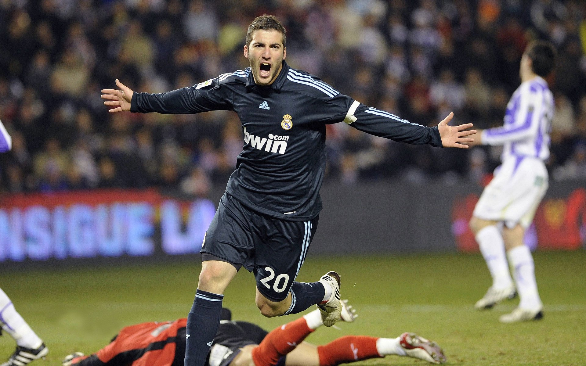 今夜，因他骤亮，四座皆寂